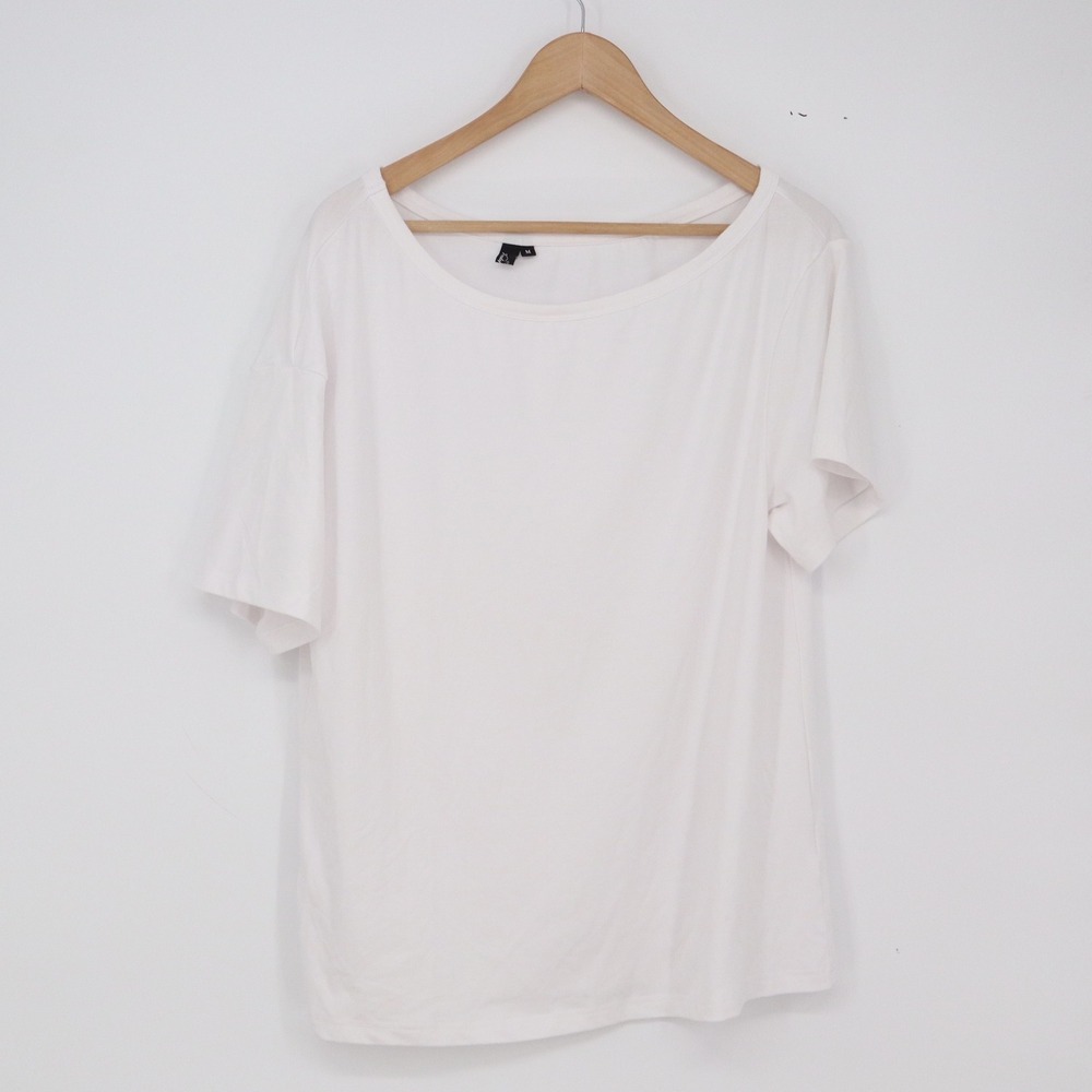 Trendy Queen T-Shirt Women's Medium White Scoop Neck Excellent